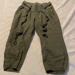 Old Navy green capris.